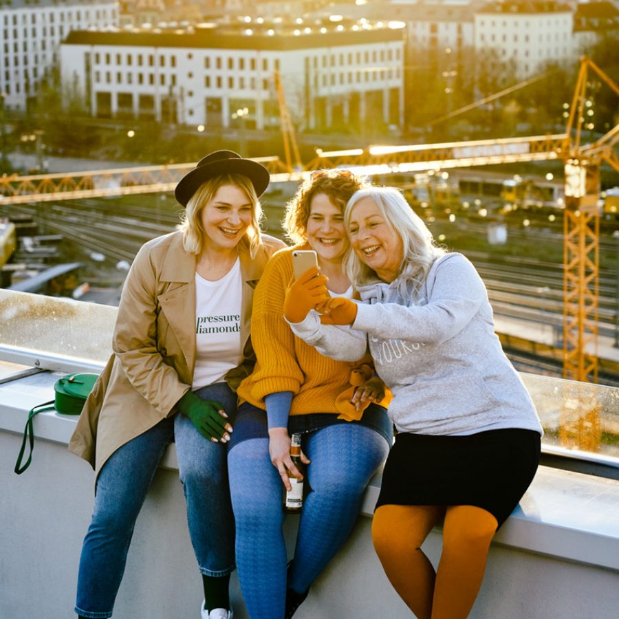 Frauen beim Tragen von modischen Kompressionsstrümpfen