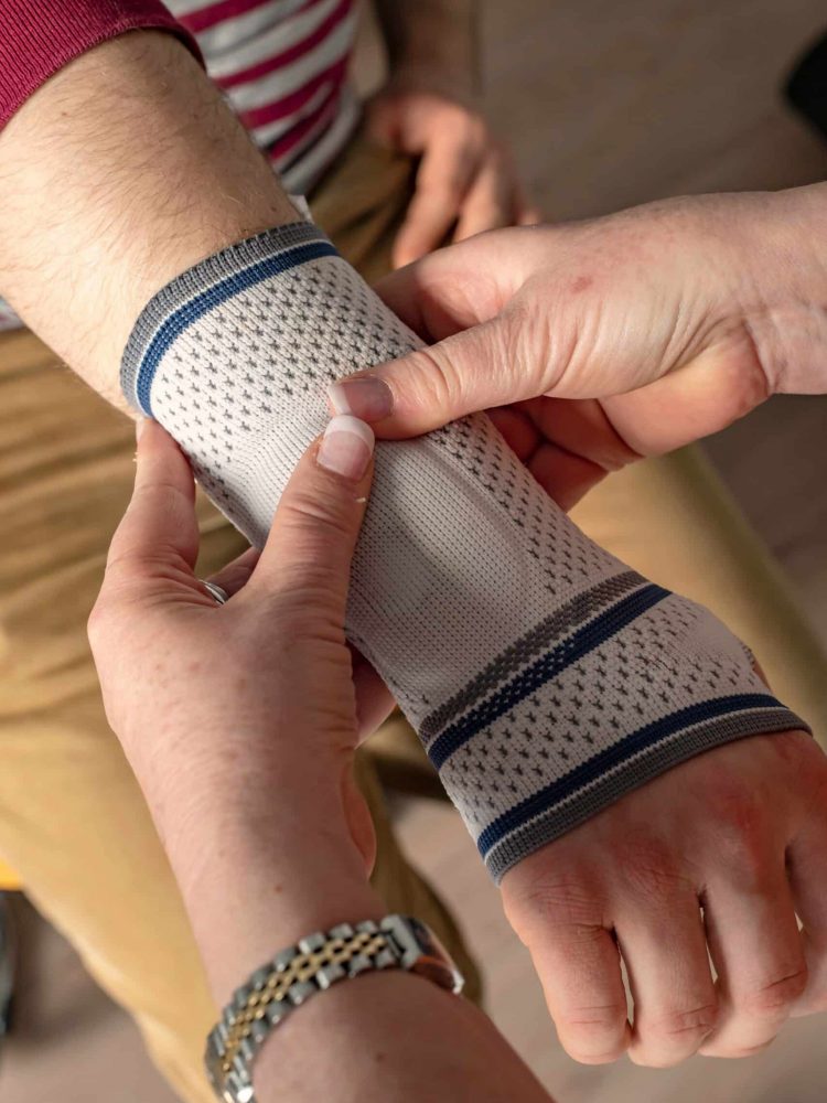 Anprobe einer Handgelenkbandage