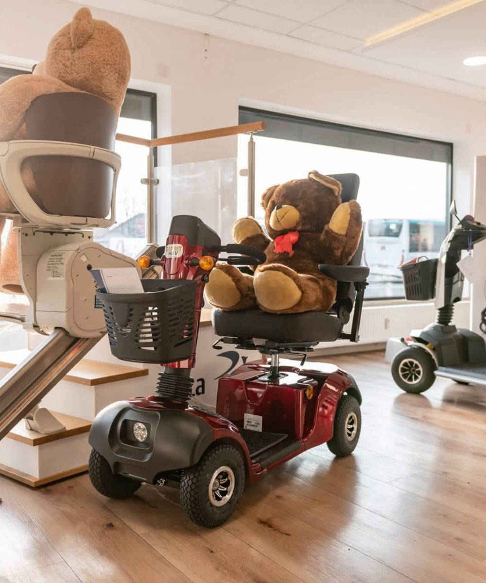 Elektroscooter und Treppenlift im Ausstellungsraum