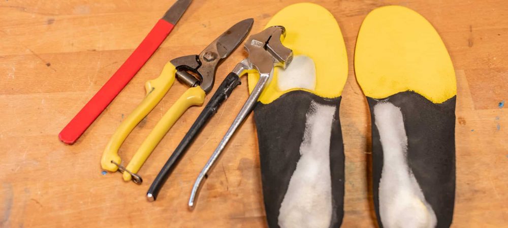 Fertigung von orthopädischen Einlagen mit Schuhmacher Werkzeug